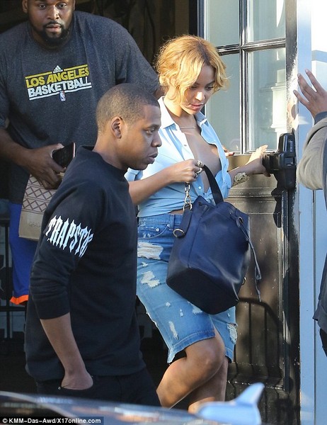 Beyonce Goes Braless For Lunch With Hubby Jay Z